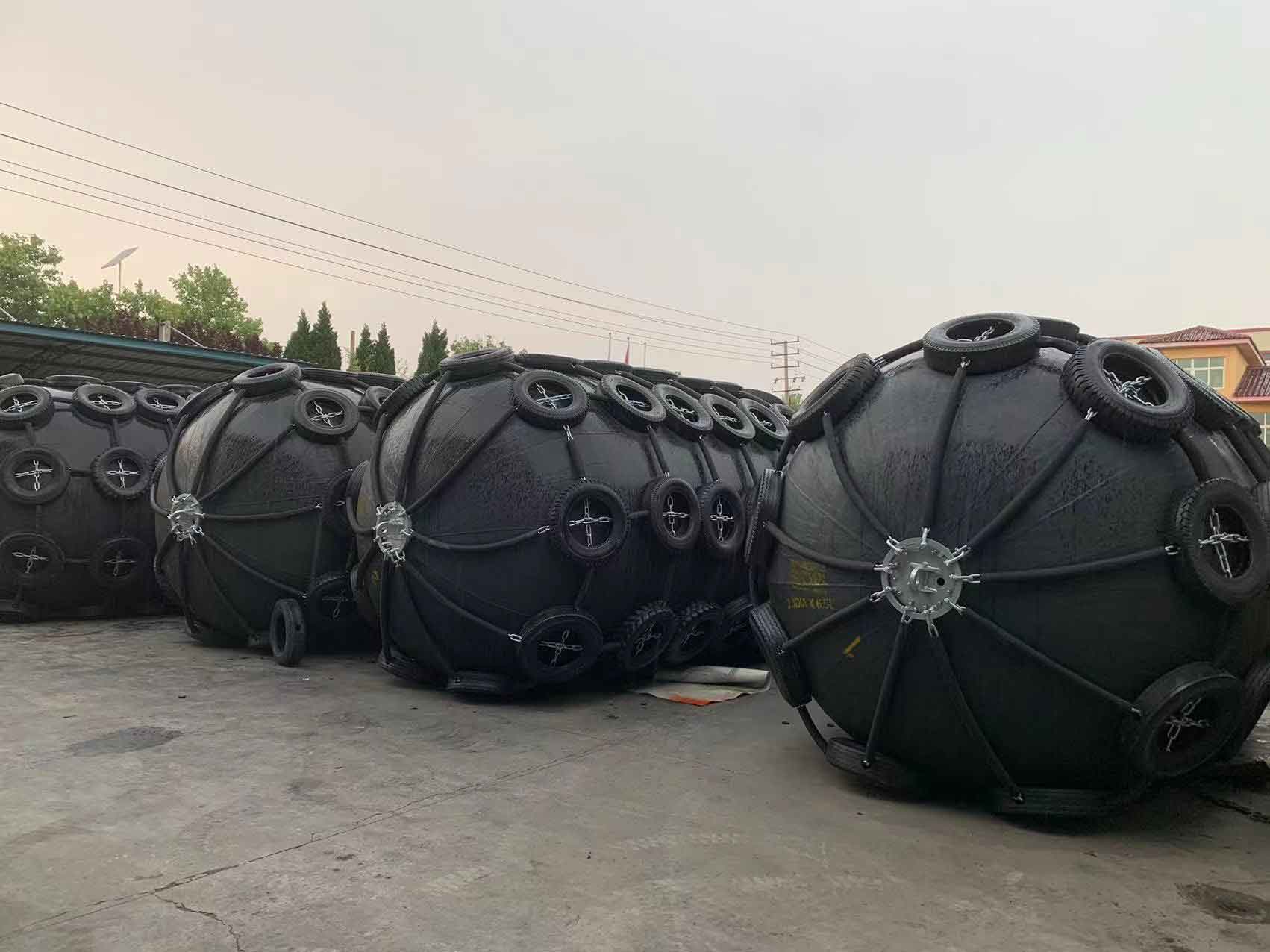 The difference between pneumatic (Yokohama type) fenders and foam filled fenders