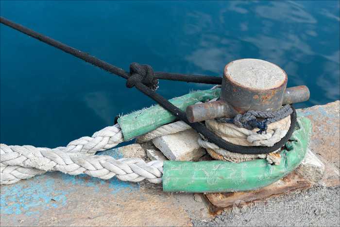 What is the difference between bollards and cleats on a boat?