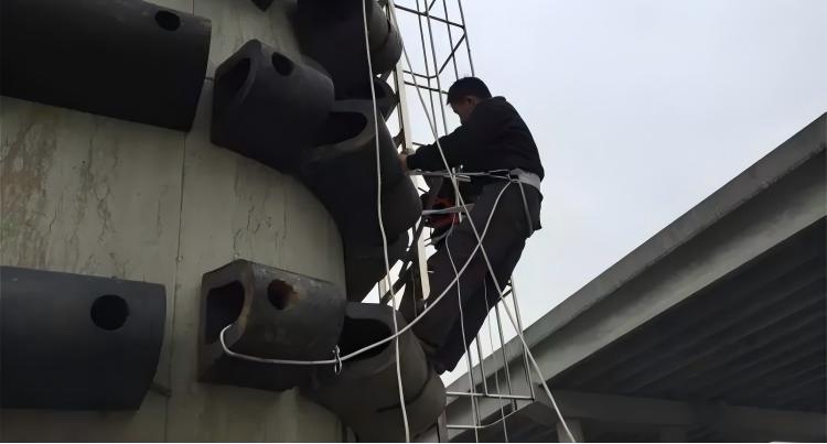 How Rubber Fenders Protect Vessels from Impact?