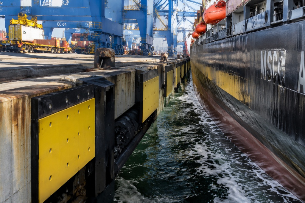 How to Choose the Right UHMWPE Sheet for Marine Fenders?
